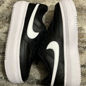 Women size 10 Nike Platform Tennis Shoe